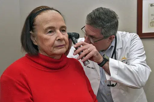 Dr. Lee Gross examines patient Annie Geisel at the Epiphany Health Direct Primary Care Tuesday, Jan. 21, 2025, in Port Charlotte, Fla. (AP Photo/Chris O'Meara)